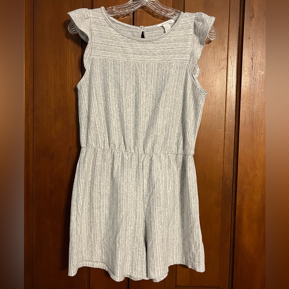 Caution to the Wind Grey Ruffle Cap-Sleeve Romper with Keyhole Back Sz Medium‎